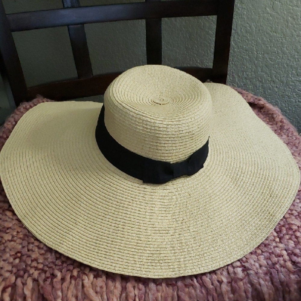 Elegant Women's Wide Brim Straw Hat with Black Band New